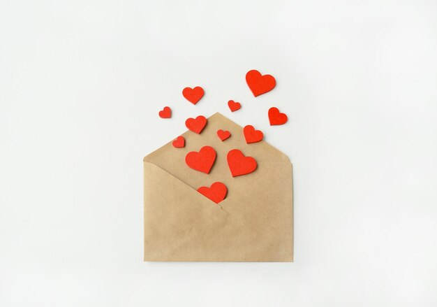 Saint Valentin Une enveloppe et coeurs rouges 14 février Carte de voeux Saint Valentin Lettre d'amour