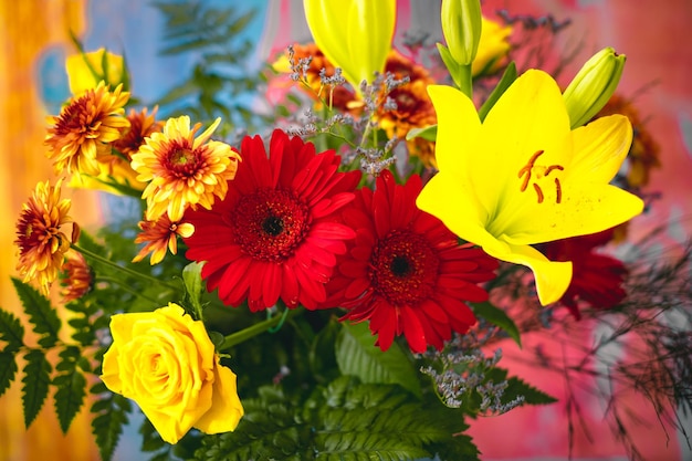 Saint Valentin Fête d'anniversaire de la femme Fête d'anniversaire Gros plan photo recadrée de bouquet de fleurs isolé sur fond coloré