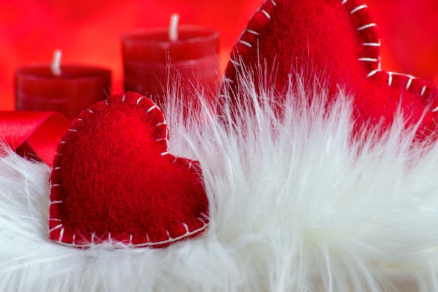 Saint Valentin fond avec une fourrure blanche et un coeur rouge
