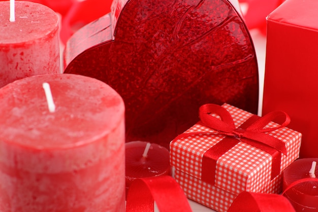 Saint Valentin fond rouge avec boîte-cadeau avec des coeurs et des bougies