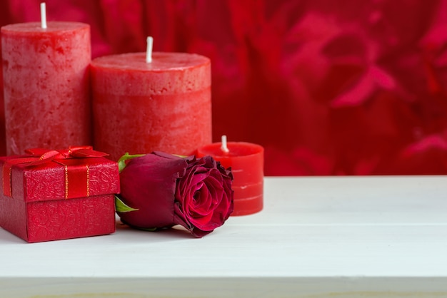 Saint Valentin fond rouge avec des roses et une boîte cadeau.