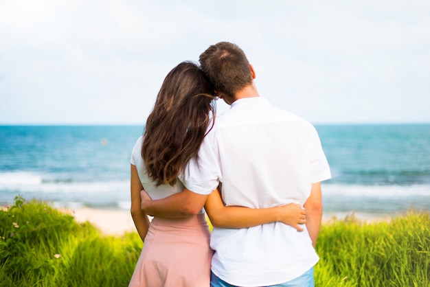 En Saint Valentin Jeune couple en plein air