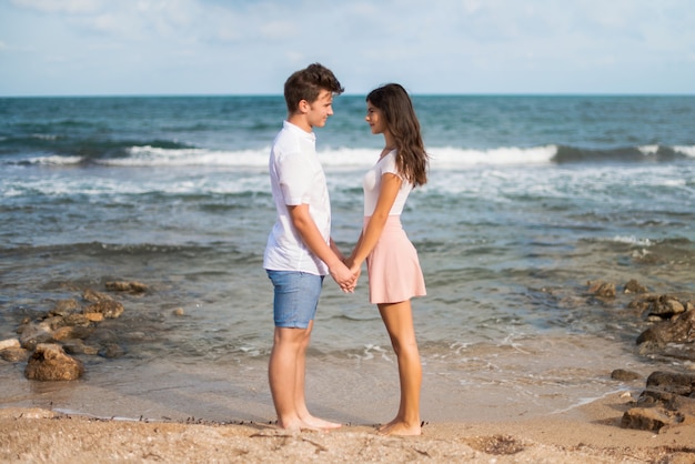 En Saint Valentin Jeune couple en plein air