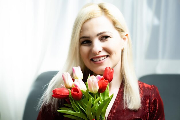 Saint Valentin, jeune femme rêvant avec bouquet de fleurs.