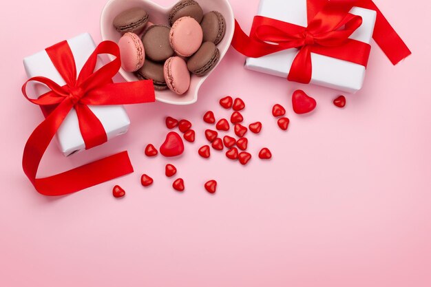 Saint Valentin avec macarons et coffrets cadeaux