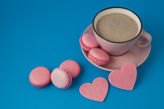 La Saint-Valentin. macarons roses et coeurs