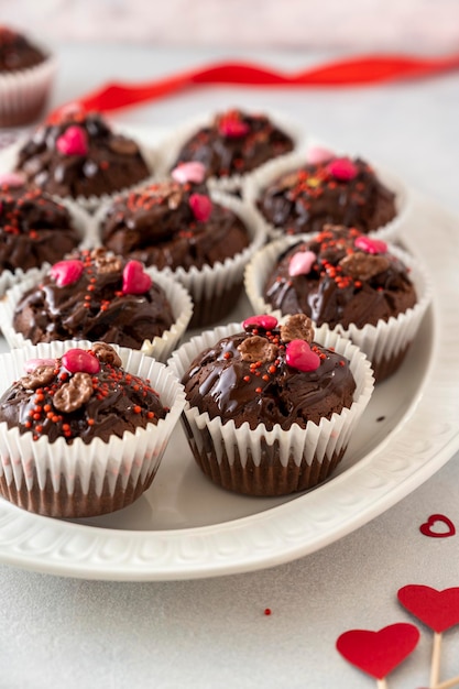 Saint valentin muffins au chocolat maison cupcakes avec des pépites de coeur
