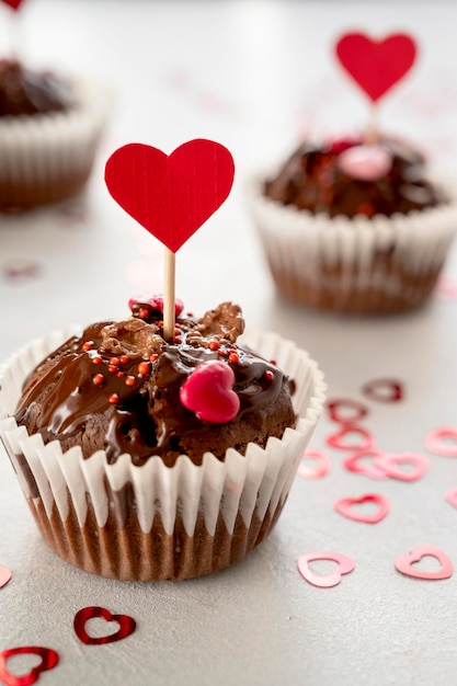 Saint valentin muffins au chocolat maison cupcakes avec des pépites de coeur