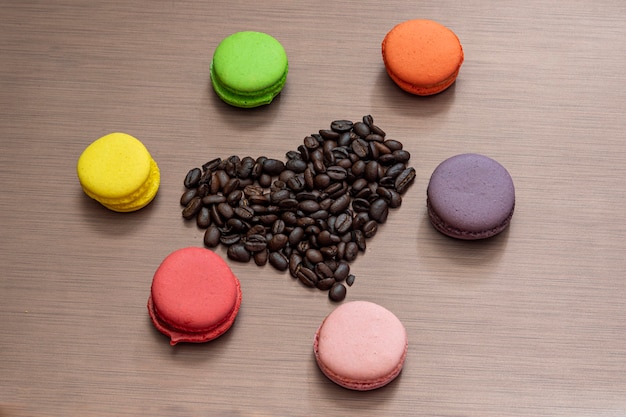 Saint Valentin nature morte avec macarons et coeur de grains de café