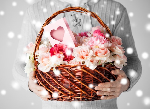 saint valentin, noël, noël, hiver, concept de bonheur - homme tenant un panier plein de fleurs et de carte postale