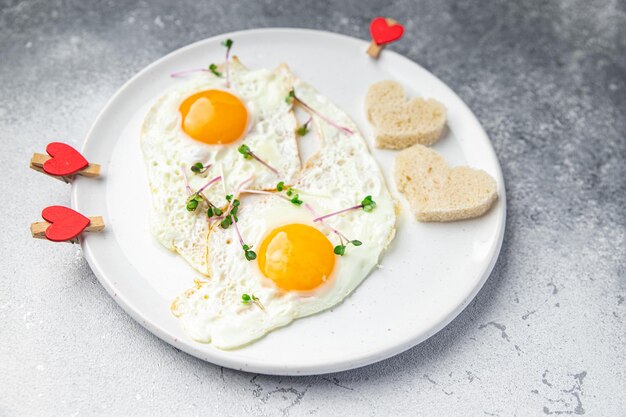 Saint Valentin petit déjeuner sur la table oeufs brouillés en forme de coeur décoration de vacances date d'amour