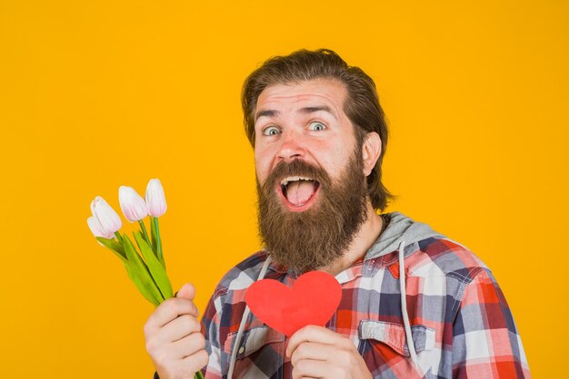 Saint Valentin présente un homme barbu avec coeur et fleurs Saint Valentin Saint Valentin