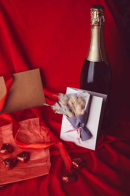 Saint Valentin romantique saisonnier à la mode avec champagne de carte postale et maquette de carte vintage