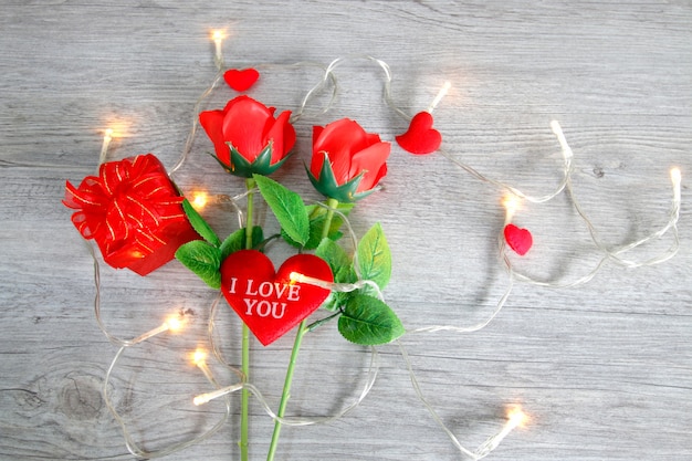 Saint Valentin Rose rouge avec coeur rouge et rose sur table en bois, vue de dessus