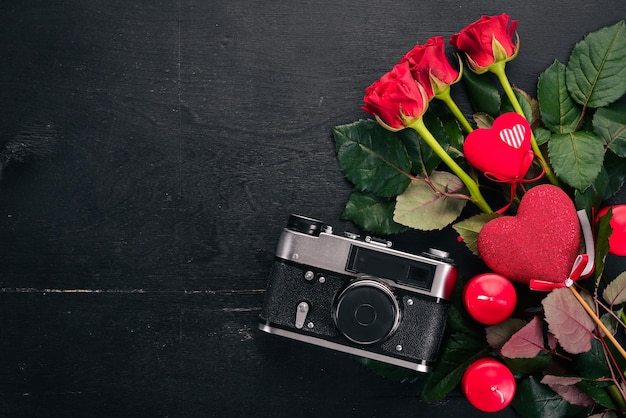 La Saint-Valentin. Roses, appareil photo, cadeau. Aimer. Vue de dessus. Espace libre pour votre texte.