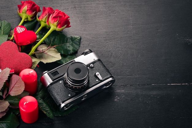 La Saint-Valentin. Roses, appareil photo, cadeau. Aimer. Vue de dessus. Espace libre pour votre texte.