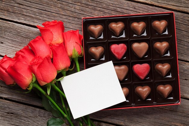 Saint Valentin avec roses rouges et chocolat