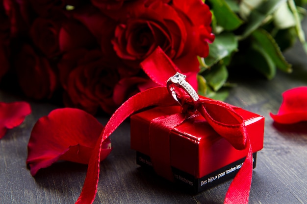 Saint Valentin Roses rouges et coffret cadeau sur un fond en bois