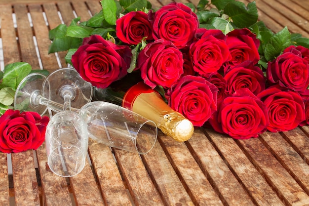 Saint-Valentin roses rouges foncées et col de vin de champagne isolé sur blanc