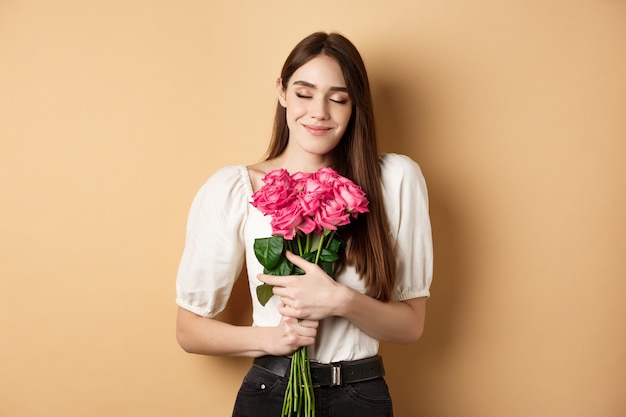 La Saint-Valentin. Tendre et romantique femme caucasienne fermer les yeux rêveur