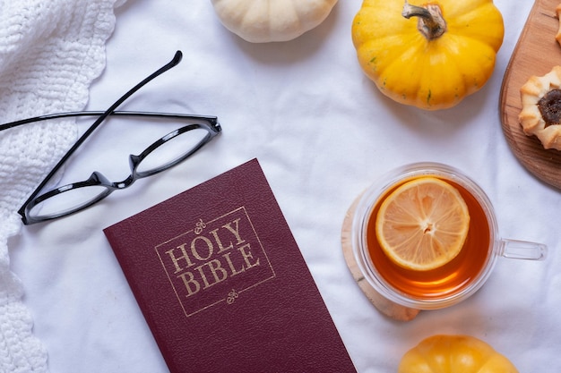 Sainte Bible et automne décor confortable vue de dessus étude biblique concept d'automne