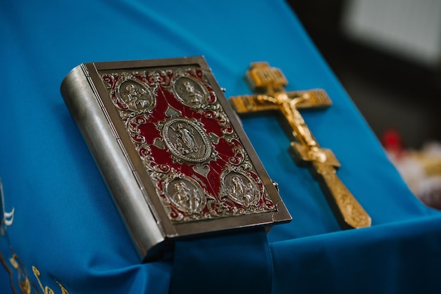 Sainte Bible et croix sur la table dans l'église Divine Liturgie