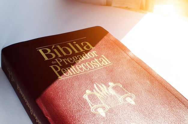 Sainte Bible du prédicateur chrétien évangélique. Bible chrétienne standard brésilienne en brésilien.