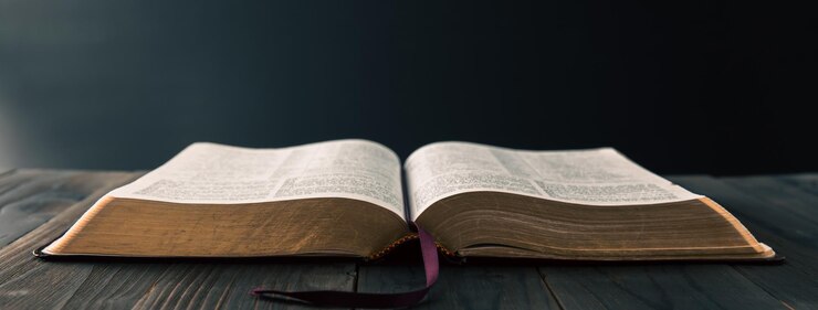 La Sainte Bible ouverte sur une vieille table en bois Concept religieux