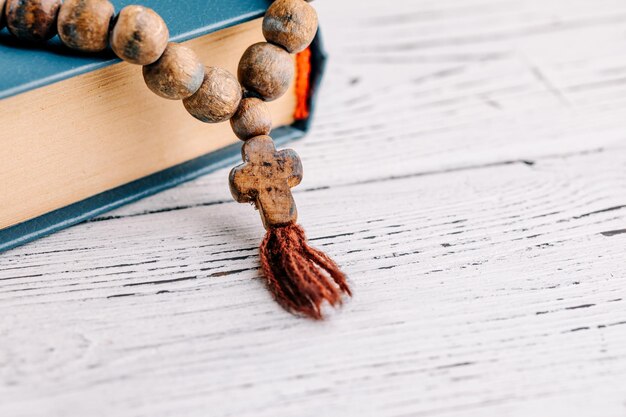 La Sainte Bible sur une table en bois. origine chrétienne. Le concept de foi, d'espérance et d'amour.