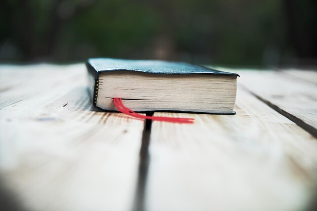 Sainte Bible sur la table