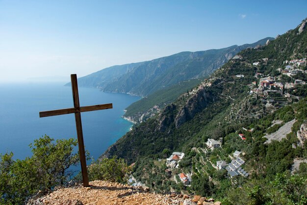 Une sainte croix sur une colline surplombant la mer