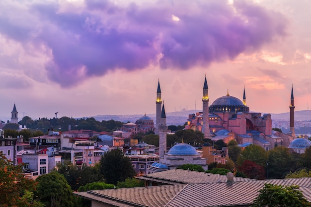 Sainte-Sophie avant l'orage, vue crépusculaire, Istanbul, Turquie.