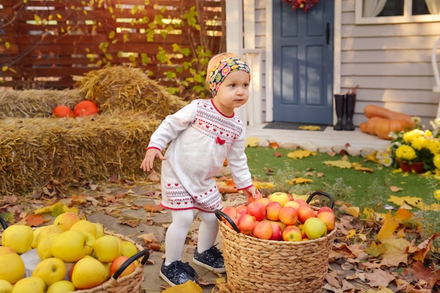 Saison d'automne en famille - petite fille passe du temps sur la nature