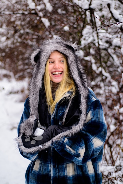 Saison d'hiver et concept de loisirs fille à la mode dans des vêtements chauds femme heureuse en hiver hiver