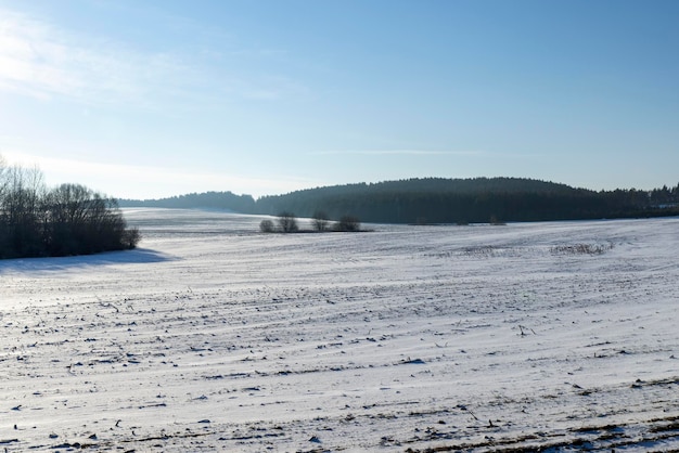 Saison d'hiver avec des congères après les chutes de neige