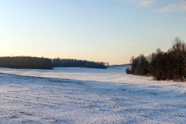 Saison d'hiver avec des congères après les chutes de neige