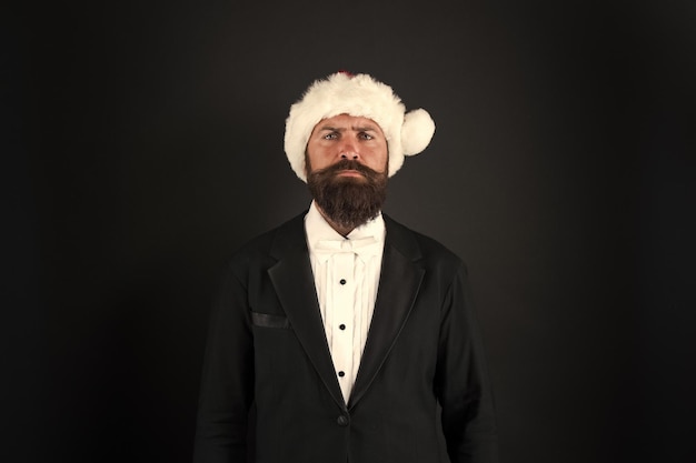 La saison occupée est décembre Homme d'affaires sérieux du père Noël L'homme d'affaires célèbre Noël et le nouvel an Homme d'affaires habillé pour une fête de bureau