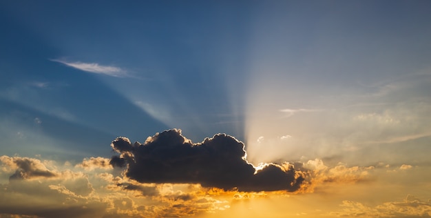 Saison des pluies avec des cumulonimbus au crépuscule