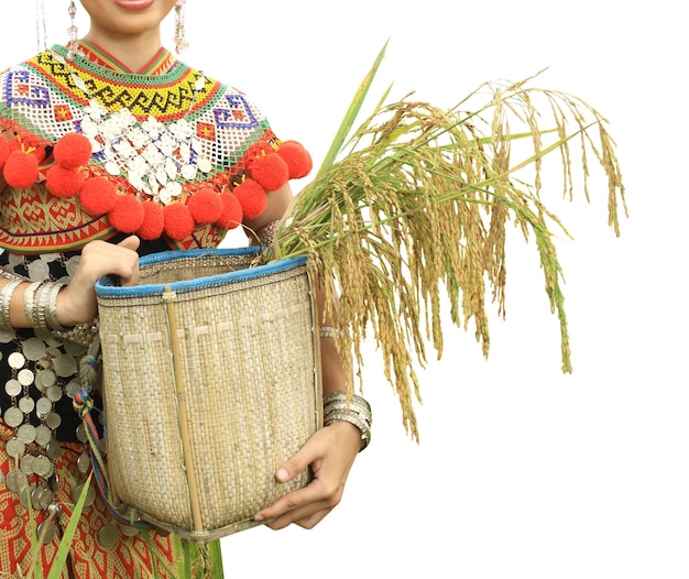 Saison de récolte de riz paddy personnes ethniques bundle paille