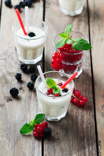 Saké au lait glacé aux fruits rouges et à la menthe