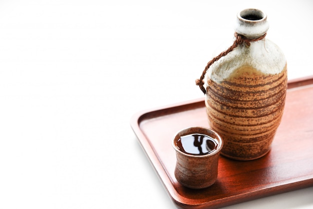 saké japonais style de boisson orientale sur la table