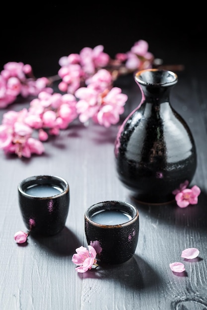 Saké traditionnel et délicat aux fleurs épanouies