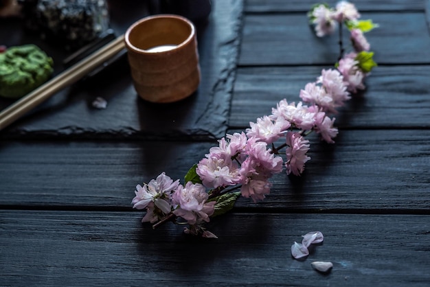 Sakura et sushi sur la table