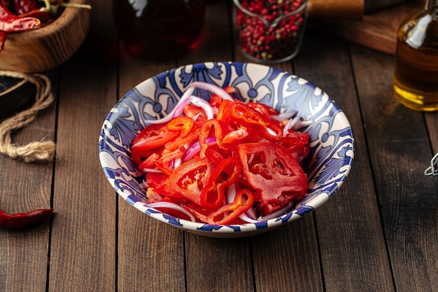 Salade d'achichuk ouzbek aux tomates et au poivre