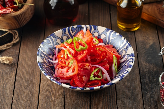 Salade d'achichuk ouzbek aux tomates et au poivre