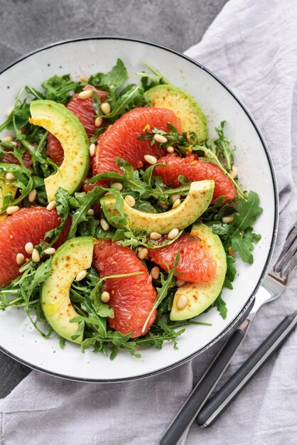 Salade d'agrumes au pamplemousse roquette et avocat Salade végétarienne légère