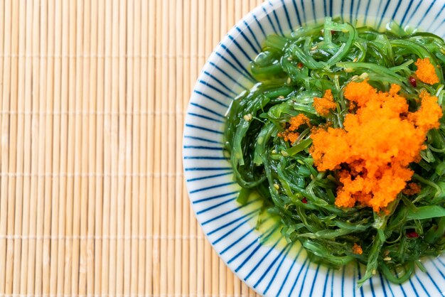 Salade d'algues aux œufs de crevettes à la japonaise