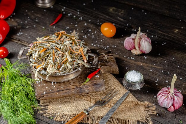 salade d'algues et de carottes, sauce mayonnaise, dans un bol bol rustique rustique, fourchette couteau cuillère, épices,