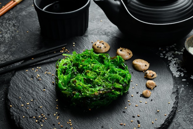 Salade d'algues Chuka Aliments riches en iode Sur une plaque en pierre noire