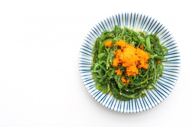 Photo salade d'algues avec des oeufs de crevettes isolées